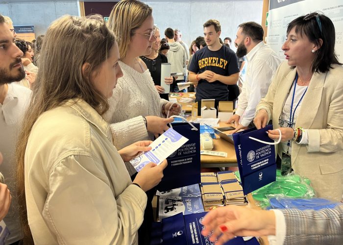 Alumnos en la feria de servicio