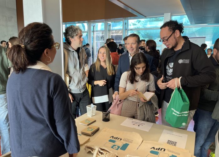 El rector, Pepe Capilla, y Marina Alonso, Directora del PIAE+, en la feria de servicios