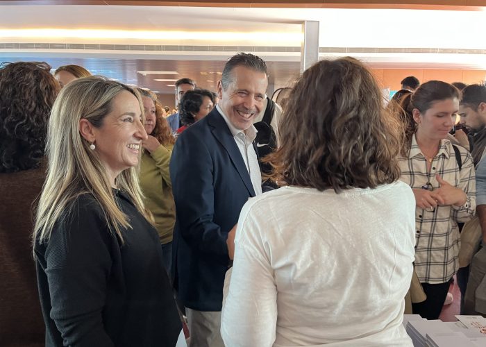 El rector, Pepe Capilla, y Marina Alonso, Directora del PIAE+, en la feria de servicios