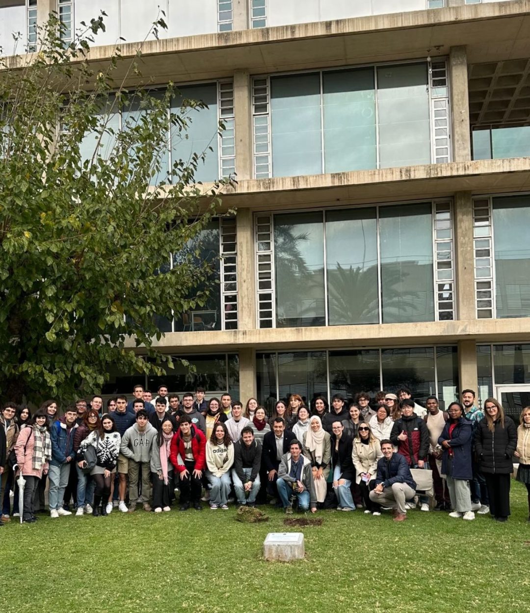 Alumnos y autoridades académicas que acudieron al acto.